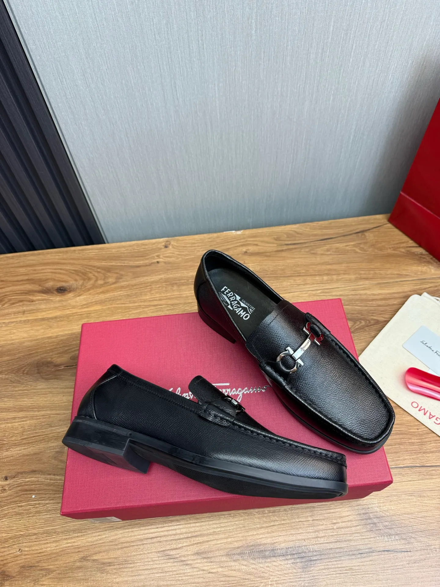 Men's shoes 💰760💰 Ferragamo. [Ferragamo] Men's Loaf leather shoes, the latest hot style, 1:1 original purchase quality, top quality, imported open-edge beaded cowhide leather on the upper, hand-made three-dimensional stitching highlights the round toe design, the inner feet are made of imported cowhide, with original wear-resistant rubber outsole, matching code 39-44, (38, 45 custom-made, non-refundable)
